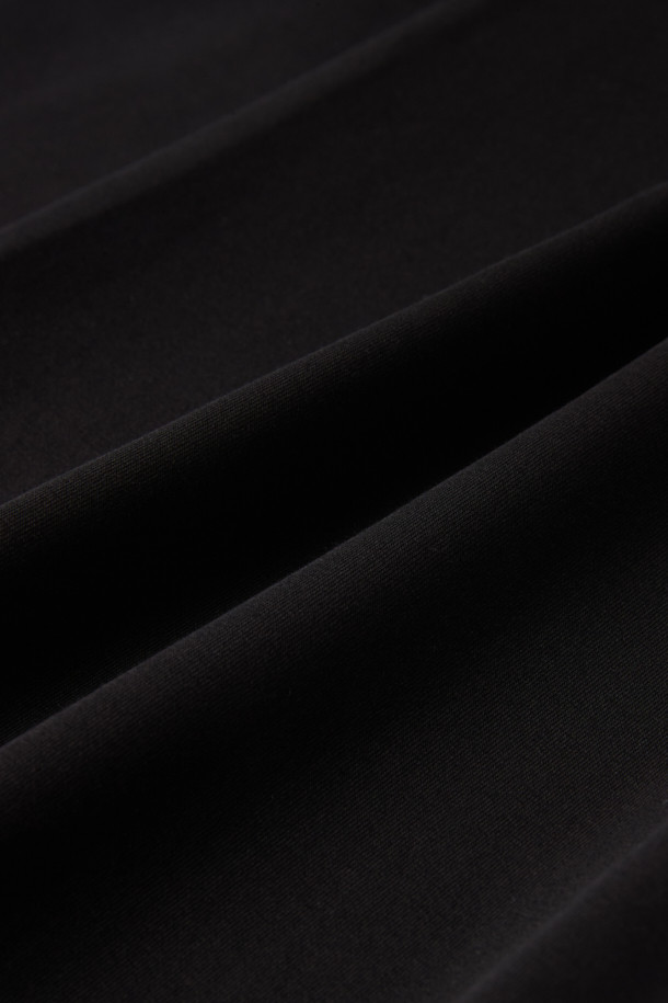 [epigram여성] 스트레이트 저지 팬츠는 부드러운 촉감의 면, 폴리에스테르, 스판덱스 혼방 소재로 제작되어 편안한 착용감을 선사합니다. 사계절 내내 활용 가능한 베이직하고 캐주얼한 스타일의 긴바지로, 밴딩 처리된 허리와 슬림핏 스트레이트 핏이 특징입니다.  더블니트 저지 원단을 사용하여 내구성을 높였으며, 사이드 라인 절개와 사이드 및 힙 포켓 디테일로 포인트를 더했습니다.  일상, 집콕, 여행 등 다양한 TPO에 맞춰 캐주얼, 미니멀, 클래식 스타일로 연출하기 좋습니다.  epigram 브랜드 라벨이 부착되어 있습니다.
