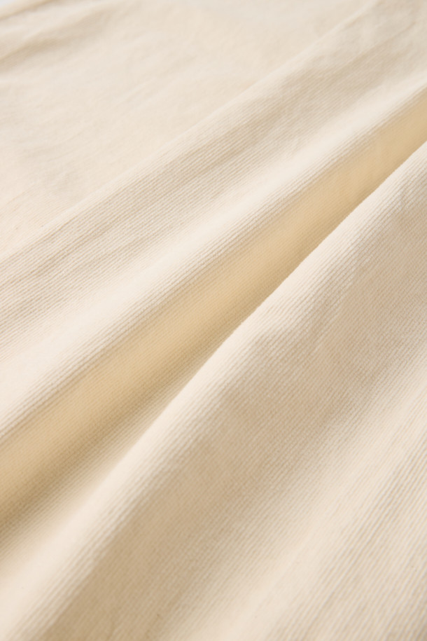 [epigram 여성] 코듀로이 와이드 팬츠는 부드러운 코듀로이 소재와 면, 스판을 혼방하여 제작되어 포근하고 편안한 착용감을 선사합니다. 톤 다운된 크림 컬러와 무지 디자인이 어우러져 베이직하면서도 캐주얼한 스타일을 연출하며, 가을, 겨울 시즌 데일리룩에 활용하기 좋습니다. 넉넉한 루즈핏 와이드 실루엣에 긴 기장으로 다리가 길어 보이는 효과를 주며, 전체 밴딩 처리로 편안함을 더했습니다. 사이드 지퍼와 포켓 디테일, 바이오 워싱 마감으로 실용성을 높였으며, 미니멀, 캐주얼, 클래식 등 다양한 스타일을 소화할 수 있습니다. 동네 마실룩, 카페룩 등 TPO에 맞춰 활용해보세요.
