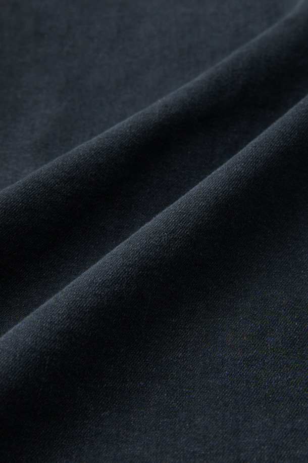 [epigram(에피그램) 여성] 그레이 후드 데님셔켓은 간절기와 겨울철에 안성맞춤인 캐주얼 스타일의 셔켓입니다. 부드러운 촉감의 데님 소재에 다크 그레이 컬러, 루즈핏으로 편안한 착용감을 선사합니다. 힙 기장의 무지 디자인으로, 세미 드롭 숄더와 사이드 포켓, 스트링, 금속 팁 장식, 더블 스티치 마감 등의 디테일이 돋보입니다. 후드 디자인과 긴 소매로 보온성을 더하며, 스냅 여밈 방식으로 간편하게 착용할 수 있습니다. 동네 마실룩이나 겨울 데일리룩에 미니멀하고 클래식한 무드로 연출해보세요.
