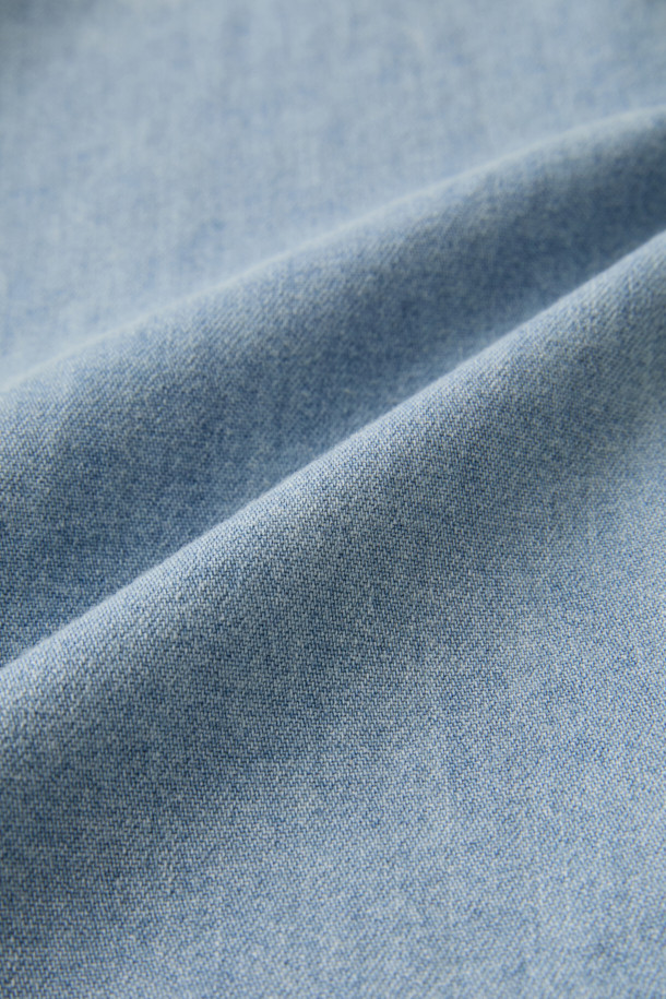 [epigram(에피그램) 여성] 인디고 데님 셔켓은 빈티지한 무드의 여성 의류입니다. 가볍고 부드러운 데님 소재로 제작되었으며, 루즈핏으로 편안한 착용감을 선사합니다. 셔츠 칼라와 긴 소매, 가슴 아웃포켓과 사이드 포켓으로 실용성을 더했으며, 브러쉬 워싱, 더블 스티치, 세미 드롭 숄더, 뒷판 턱 디테일 등 섬세한 디테일이 돋보입니다. 간절기 및 겨울철, 동네 마실룩이나 데일리룩으로 캐주얼하고 클래식하게 연출하기 좋습니다. 스냅 여밈 방식으로 간편하게 착용할 수 있습니다.
