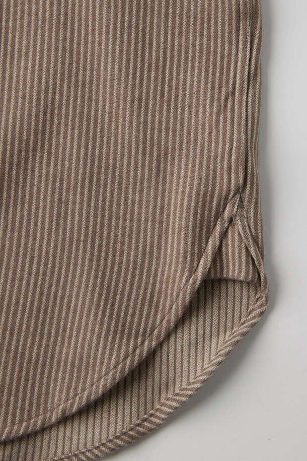 [epigram(에피그램) 여성] 플란넬 스트라이프 셔츠는 부드러운 플란넬 소재로 제작되어 겨울철에도 따뜻하게 착용할 수 있습니다. 멜란지 브라운과 화이트 컬러의 스트라이프 패턴이 베이직하면서도 클래식한 분위기를 연출합니다. 루즈핏으로 편안함을 더하고, 긴소매와 칼라 디자인으로 포멀한 느낌을 줍니다. 반오픈 스타일과 싸개 단추 마감, 뒷면 셔링 디테일이 돋보이며, 겨울 데일리룩이나 카페룩에 잘 어울립니다.
