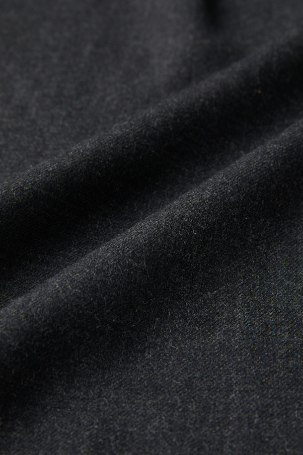 [epigram 여성] 울 스트랩 셔츠 (Set-up)는 간절기, 겨울 시즌에 착용하기 좋은 여성 셔츠입니다. 부드러운 울 소재로 제작되어 따뜻하고 포근한 착용감을 선사하며, 루즈핏에 셔츠 칼라 디자인으로 편안하면서도 세련된 느낌을 줍니다. 블랙 컬러에 무지 패턴으로 미니멀하고 베이직한 스타일을 연출하며, 드롭숄더와 긴소매, 스트링 디테일, 가슴 아웃포켓, 가죽 팁 장식으로 포인트를 더했습니다. 출근룩, 겨울 데일리룩, 모임룩 등 다양한 TPO에 활용 가능하며, 클래식, 미니멀, 시크 무드를 즐기는 분들께 추천합니다. 세트업으로도 활용하여 더욱 스타일리시하게 연출할 수 있습니다.
