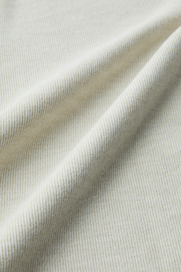 [epigram여성] 소프트 후드 티셔츠는 부드러운 촉감의 면, 레이온 혼방 소재로 제작되어 간절기부터 겨울까지 포근하게 착용할 수 있습니다. 아이보리와 화이트 두 가지 색상으로 출시되었으며, 베이직하고 캐주얼한 스타일을 연출하기 좋습니다. 스탠다드핏의 크롭 기장으로, 드롭숄더 디자인과 후드 안쪽 배색 디테일이 특징입니다. 안감은 없으며, 보온 기능을 갖춘 긴 소매 후드 티셔츠입니다. 집콕룩이나 캐주얼, 미니멀 스타일을 즐겨 입는 여성에게 추천합니다.
