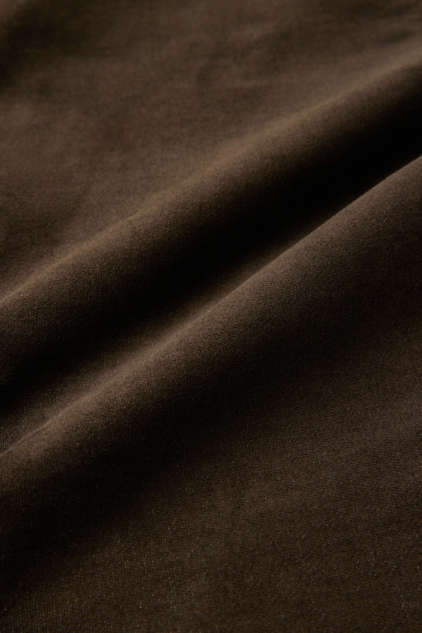 [epigram 여성] 카라넥 패디드 점퍼는 간절기와 초겨울에 착용하기 좋은 여성용 점퍼입니다. 브라운 컬러의 무지 디자인으로 클래식, 매니시, 캐주얼 등 다양한 스타일을 연출할 수 있습니다. 부드러운 촉감의 폴리에스테르 소재에 촘촘한 퀼팅 구조와 라글란 소매, 스트링 밑단 디테일이 돋보입니다. 오픈 포켓과 카라넥 디자인, 리사이클 충전재 Comfortemp®를 사용하여 보온성을 높였습니다. 겨울 데일리룩, 모임룩, 출근룩 등 폭넓은 TPO에 활용하기 좋은 레귤러핏의 두꺼운 점퍼입니다.
