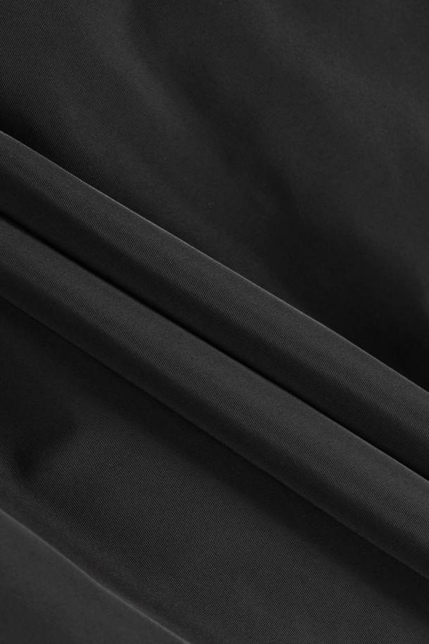 [epigram(에피그램) 여성] 패디드 셔링 점퍼는 간절기와 초겨울, 겨울 데일리룩에 어울리는 여성스러운 스타일의 아우터입니다. 부드러운 메모리 폴리 소재로 제작되었으며, 엉덩이를 덮는 기장에 레귤러핏으로 편안하게 착용 가능합니다. 블랙 색상의 무지 디자인으로 미니멀, 클래식, 캐주얼 등 다양한 스타일을 연출할 수 있습니다. 벌룬 소매와 셔링 디테일, 퀼팅, 리브드 밴딩 디자인이 돋보이며, 투웨이 지퍼 여밈 방식으로 실용성을 더했습니다. 안감은 패딩 처리되어 보온성을 높였습니다.
