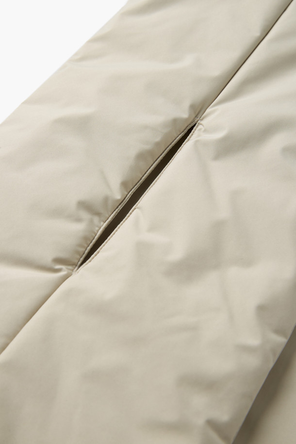 **하이넥 패딩 점퍼(머플러set)**는 겨울철 데일리룩, 동네 마실룩, 산책룩에 어울리는 미니멀하고 베이직한 스타일의 아우터입니다. 아이보리, 화이트 두 가지 색상으로 출시되었으며, 숏 기장의 오버핏 디자인으로 편안한 착용감을 선사합니다. 하이넥 디자인과 머플러 세트 구성으로 보온성을 높였으며, 드롭 숄더, 입체 패턴, 볼륨감, 소매 턱 디테일, 드로우스트링, 아웃포켓 등 다양한 특징을 갖추었습니다. 부드러운 촉감의 폴리에스터 소재로 제작되었으며, 두꺼운 두께감과 경량 패딩 안감으로 따뜻함을 유지해 줍니다. 
