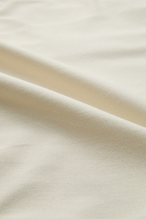 [epigram 여성] 숏 블루종 코튼 점퍼(Set-up)는 면 소재로 제작되어 부드러운 촉감을 선사하는 여성용 캐주얼 블루종입니다. 숏 기장의 레귤러핏으로 래글런 소매와 지퍼형 여밈 방식을 갖추고 있으며, 간절기나 가을에 착용하기 좋습니다. 스트링 디테일과 사이드 포켓이 있어 실용성을 더했으며, 무지 디자인으로 미니멀하고 클래식한 스타일을 연출합니다. 산책룩이나 데이트룩에 다양하게 활용할 수 있으며, 스트레치성이 있어 편안한 착용감을 제공합니다.
