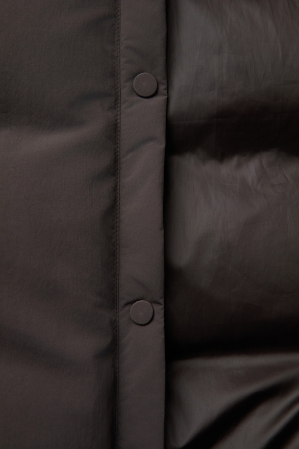 [epigram 여성] 카라 숏다운 점퍼는 미니멀하고 클래식한 스타일을 추구하는 여성들을 위한 겨울철 필수 아이템입니다. 부드러운 촉감의 폴리에스테르 소재와 두꺼운 두께감으로 뛰어난 보온성을 제공하며, 방수 기능까지 갖춰 눈, 비로부터 안전하게 보호해줍니다. 카라넥 디자인과 넌퀼팅 스타일로 세련된 분위기를 연출하며, 덕다운 충전재와 히든 포켓, 고밀도 원단, 형태 안정성 등 섬세한 디테일이 돋보입니다. 출근룩으로도 손색없는 레귤러핏의 브라운 컬러 숏다운 점퍼로, 긴 소매와 지퍼 및 스냅 여밈 방식을 통해 편안하게 착용할 수 있습니다.
