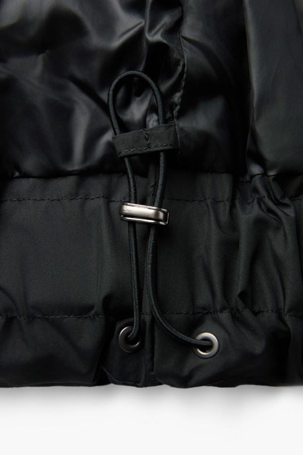 [epigram(에피그램) 여성] 후드 스티치 숏 다운은 미니멀하고 시크한 스타일을 추구하는 여성들을 위한 겨울철 필수 아우터입니다. 숏 기장과 코쿤 실루엣으로 세련된 핏을 연출하며, 드롭 숄더 디자인으로 편안함을 더했습니다. 블랙 컬러에 스티치 패턴이 은은하게 포인트가 되어 일상 및 출근룩에 모두 잘 어울립니다. 덕다운 충전재로 보온성을 높였으며, 방풍 기능과 밑단 밴딩, 소맷단 엘라스틱 밴딩, 드로우스트링, 하이넥, 히든 포켓 등의 디테일로 실용성을 더했습니다. 지퍼와 스냅 여밈 방식으로 간편하게 착용 가능하며 사이즈 조절이 용이합니다.
