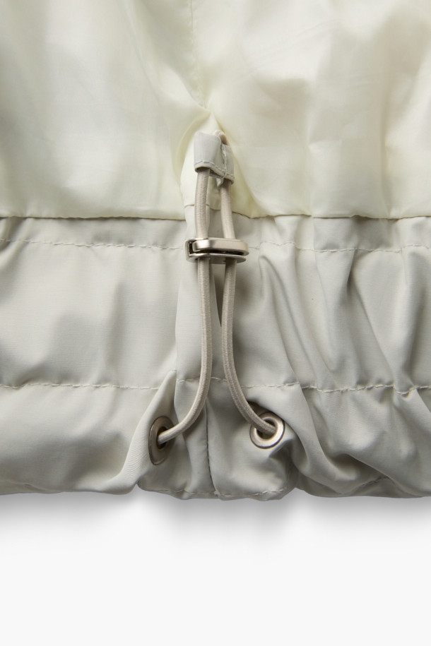 [epigram여성] 후드 스티치 숏 다운은 미니멀한 스타일의 여성용 숏패딩입니다. 하이넥 디자인과 후드가 있어 방풍 및 보온 기능이 뛰어나 겨울철 일상룩과 여행룩에 적합합니다. 덕다운 충전재와 부드러운 촉감으로 편안한 착용감을 선사하며, 오버핏으로 여유로운 실루엣을 연출합니다. 지퍼와 스냅 여밈 방식, 히든 포켓, 소매 엘라스틱 밴딩, 밑단 밴딩, 드로우스트링 등의 디테일이 돋보이며, 화이트 컬러에 무지 패턴으로 다양한 스타일에 매치하기 좋습니다. 
