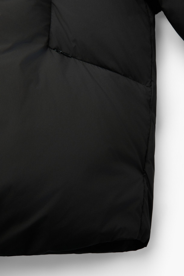 [epigram 여성] 숄카라 미들 다운은 미니멀하고 우아한 스타일을 추구하는 여성들을 위한 겨울철 필수 아이템입니다. 부드러운 촉감의 나일론 소재와 두꺼운 두께로 뛰어난 보온성을 제공하며, 숄 카라 디자인이 세련된 분위기를 연출합니다. 루즈핏으로 편안한 착용감을 선사하며, 히든 포켓, 드로우스트링, 넌퀼팅, 덕다운 충전재, 초경량, 고밀도 안감 등의 디테일이 돋보입니다. 블랙 컬러의 무지 디자인으로 출근룩, 모임룩 등 다양한 TPO에 활용 가능하며, 미니멀, 클래식, 시크한 스타일을 완성합니다. 스냅 및 더블 버튼 여밈 방식으로, 긴 소매 기장의 미디엄 기장 아우터입니다.
