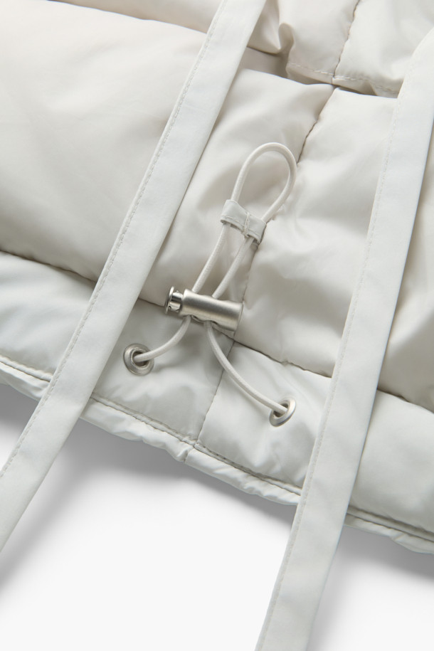 [epigram(에피그램) 여성] 스트링 다운 베스트는 간절기부터 겨울까지 폭넓게 활용 가능한 여성용 베스트입니다. 화이트 컬러의 무지 디자인으로, 캐주얼 및 베이직 스타일을 선호하는 분들께 적합합니다. 세미 오버핏으로 편안하게 착용 가능하며, 덕다운 충전재와 두꺼운 두께감으로 뛰어난 보온성을 제공합니다. 후드, 스트링 디테일, 사이드 포켓, 지퍼형 여밈 방식이 특징이며, 경량 소재로 제작되어 활동성을 높였습니다. 겨울철 데일리룩, 산책룩, 여행룩 등 다양한 TPO에 맞춰 미니멀하고 클래식한 스타일을 연출해보세요.
