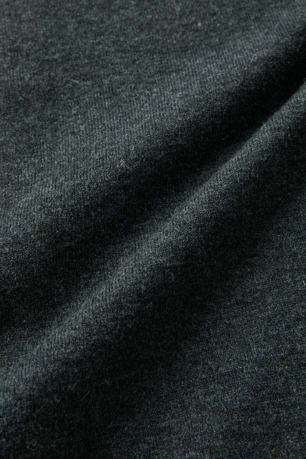 [epigram 여성] 레이어드 배색 가디건은 차콜과 연그레이 두 가지 색상으로 출시된 여성용 니트/스웨터입니다. 간절기와 초겨울에 적합하며, 부드러운 니트 소재와 유연한 촉감이 특징입니다. 라운드넥에 레귤러핏으로 디자인되었으며, 레이어드 디자인과 소매 안쪽 트임 디테일이 세련된 무드를 더합니다. 두꺼운 두께감과 리브 조직 마감으로 보온성을 높였으며, 블루종 스타일 연출도 가능하여 데일리, 일상, 카페룩, 가을 나들이룩 등 다양한 TPO에 활용하기 좋습니다. 클래식, 미니멀, 캐주얼 스타일을 즐겨 입는 여성에게 추천합니다.
