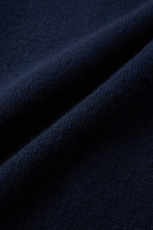 [epigram**여성**] 울 스티치 카라 가디건은 간절기부터 초겨울까지 포근하게 착용하기 좋은 여성 니트 가디건입니다. 울 100% 소재로 제작되어 부드러운 촉감을 선사하며, 슬림핏 디자인으로 여성스러운 실루엣을 연출합니다. 네이비와 화이트 두 가지 색상으로 출시되었으며, 핸드 스티치 디테일, 배색 포인트, 아웃포켓, 래글런 소매 등 섬세한 디자인이 돋보입니다. [epigram] 레터링 로고와 블루종 형태의 마감으로, 클래식하면서도 미니멀한 무드를 자아내 데이트룩, 카페룩, 겨울 데일리룩 등 다양한 TPO에 활용하기 좋습니다.
