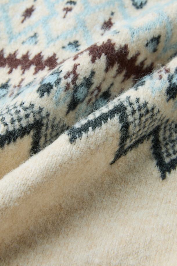 [epigram여성] 노르딕 패턴 라운드 가디건은 포근한 겨울 스타일을 완성하는 아이보리 컬러의 니트 가디건입니다. 래글런 소매와 립조직 마감으로 편안한 착용감을 선사하며, 부드러운 촉감의 두꺼운 니트 소재가 특징입니다. 노르딕 패턴과 사이드 포켓, 싸개 단추, 배색 포인트 디테일이 캐주얼한 무드를 더합니다. 라운드넥에 오버핏으로 제작되어 겨울 데일리룩, 집콕룩, 산책룩 등 다양한 TPO에 활용하기 좋습니다.
