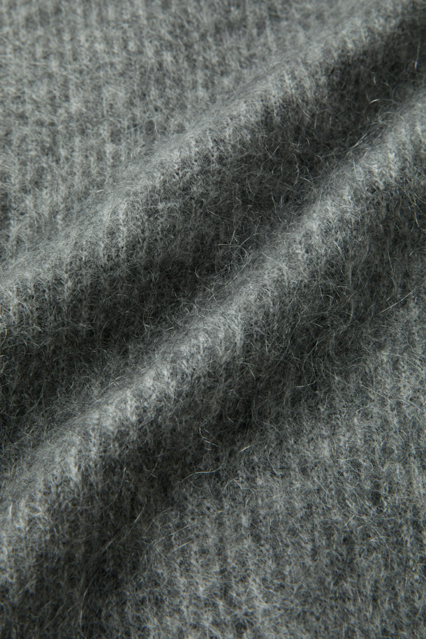 [epigram 여성] 모헤어 라운드 가디건은 부드러운 촉감의 모헤어 69% 함유된 여성용 가디건입니다. 라운드넥에 숏 기장, 긴 소매, 루즈핏으로 편안하게 착용 가능하며, 아웃포켓과 립조직, 배색 너트 단추 디테일이 특징입니다. 두꺼운 두께감으로 보온성을 높여 겨울철 데일리룩, 집콕룩, 카페룩에 활용하기 좋습니다. 미니멀하고 베이직한 디자인으로 다양한 스타일 연출이 용이합니다. 세미 드롭 숄더 디자인으로 자연스러운 실루엣을 선사합니다.
