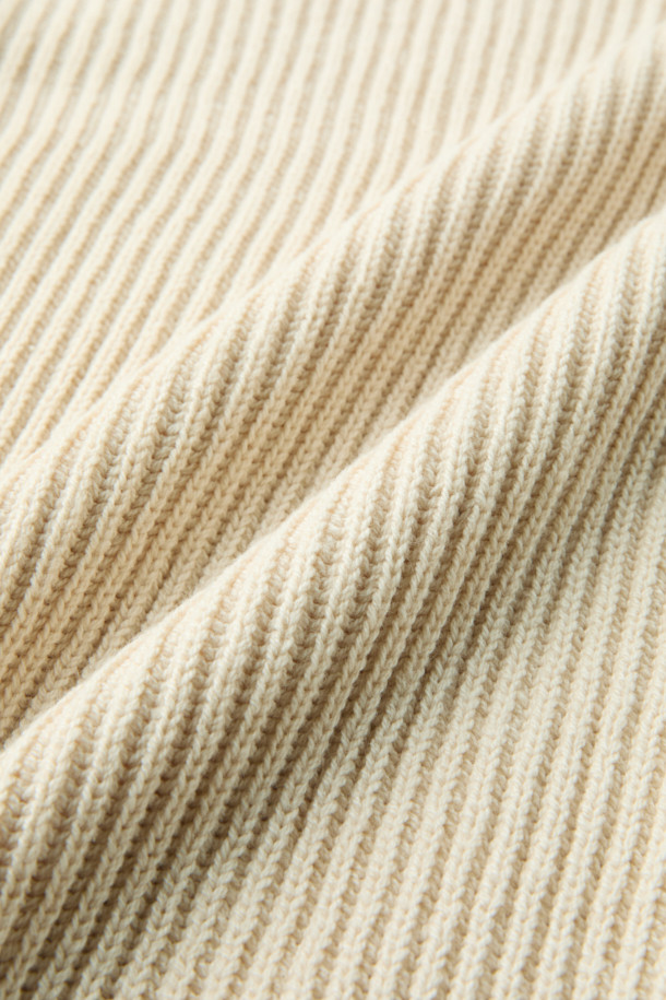 [epigram여성] 넥 슬릿 니트는 가을과 겨울, 캐주얼하고 베이직한 스타일을 연출하는 여성용 니트입니다. 아이보리, 베이지 두 가지 색상으로 제공되며, 넥 슬릿 디테일이 특징입니다. 두꺼운 두께감과 부드러운 촉감의 면 소재로 제작되었으며, 래글런 소매와 볼륨감 있는 소매 디자인이 돋보입니다. 레귤러핏에 리브 조직 밑단, 블루종 실루엣으로 편안하면서도 세련된 핏을 선사합니다. 겨울 데일리룩, 카페룩, 집콕룩 등 다양한 TPO에 활용하기 좋은 아이템입니다.
