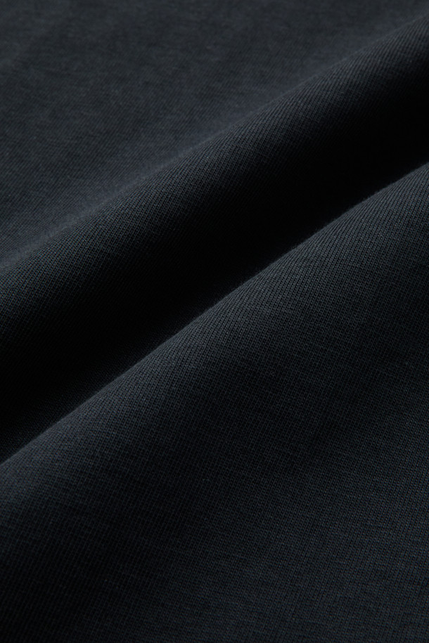 안동 탈춤 페스티벌의 흥겨움을 담아낸 블랙 컬러의 남녀공용 반팔 티셔츠입니다. 부드러운 면 소재로 제작되어 편안한 착용감을 선사하며, 봄, 여름 계절에 시원하게 즐길 수 있습니다. 캐주얼하면서도 키치한 스타일을 연출하며, 하트 형태의 안동 지도 그래픽과 하회탈 그래픽, 라바 나염 처리가 유쾌한 포인트를 더합니다. 오버핏 레귤러 기장으로 제작되었으며, 하트 자수 디테일이 돋보입니다. M, L 사이즈로 구성되어 있어, 동네 마실룩으로 편안하게 착용하기 좋습니다.
