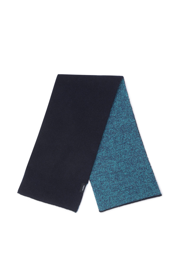 네이비와 블루 양면 배색으로 세련된 멋을 더한 홀 머플러입니다. 울과 캐시미어 소재를 사용하여 부드러운 촉감과 뛰어난 보온성을 제공하며, 72cm 기장으로 다양한 스타일 연출이 가능합니다. 홀 디테일이 디자인 포인트로, 고정하여 착용할 수 있어 실용적입니다. 가을, 겨울철 데일리룩, 산책룩, 데이트룩 등 어떤 스타일에도 잘 어울리는 베이직한 무드의 머플러입니다.
