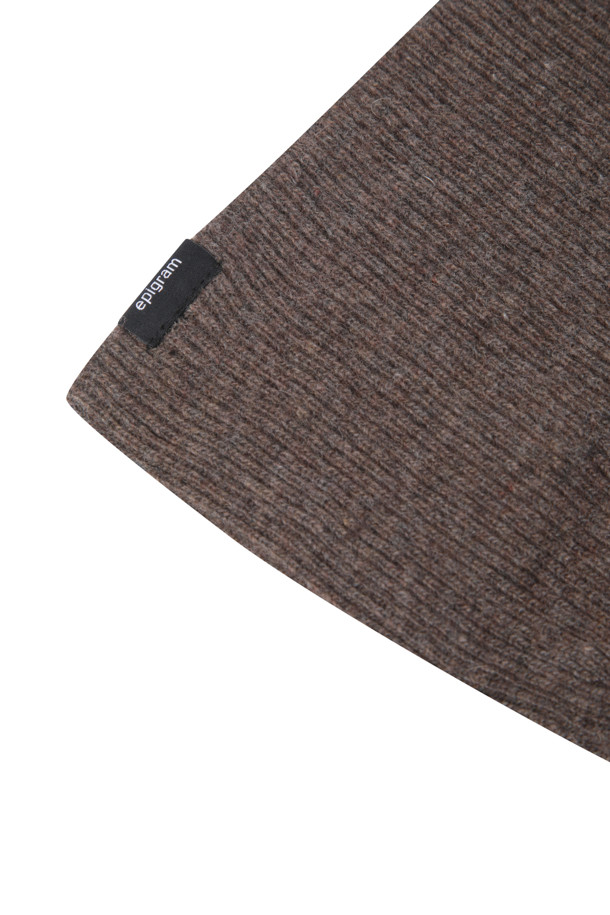 부드러운 울과 캐시미어 소재로 제작된 브라운 컬러의 니트 바라클라바입니다. 깊은 모자 깊이와 넥 라인이 여유로운 디자인으로, 보온성을 높여 겨울철 따뜻하게 착용할 수 있습니다. 무지 패턴에 리본 장식이 더해져 클래식하면서도 미니멀한 스타일을 연출합니다. 아우터 안팎으로 스타일링이 가능하며, 부드러운 촉감으로 편안하게 착용할 수 있습니다. 남녀 모두 착용 가능하며, 겨울철 일상룩에 포인트를 더해줍니다.
