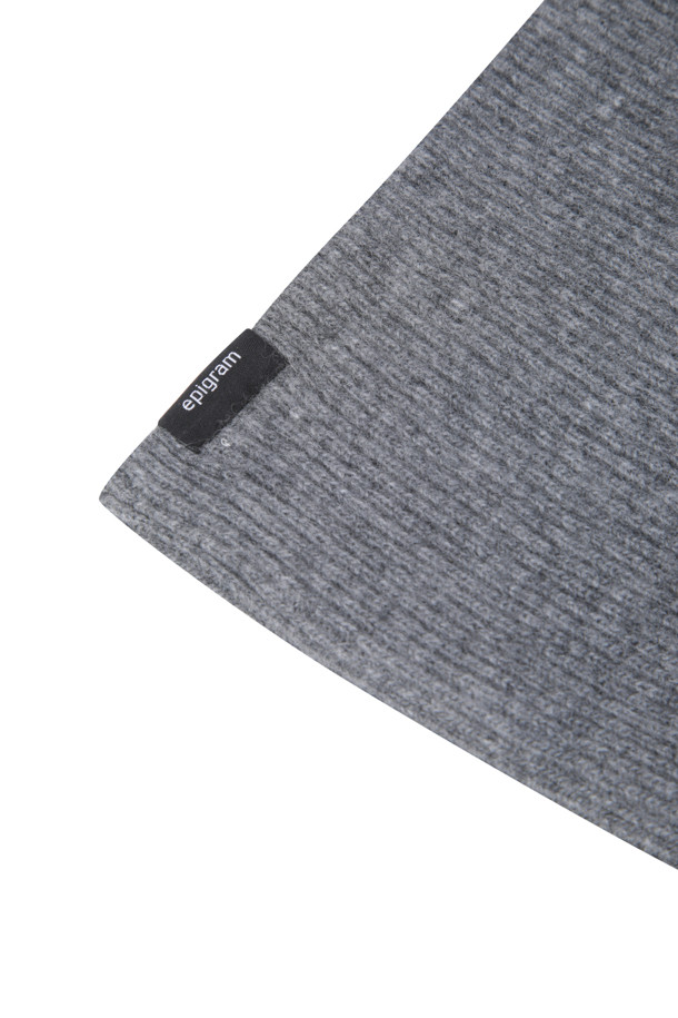 부드러운 울과 캐시미어 혼방 소재로 제작되어 뛰어난 보온성을 자랑하는 니트 바라클라바입니다. 깊은 모자 깊이와 여유로운 핏으로 편안한 착용감을 선사하며, 넥 라인 아래 여유있는 디자인은 활동성을 높여줍니다. 무지 디자인에 리본 장식이 더해져 클래식, 미니멀, 캐주얼 등 다양한 스타일과 매치하기 좋습니다. 겨울철 일상룩은 물론, 캠핑룩과 겨울 스포츠 활동 시에도 따뜻하게 착용할 수 있으며, 아우터 안팎으로 스타일리시하게 연출 가능합니다. 그레이 컬러로 어떤 옷에도 잘 어울립니다.
