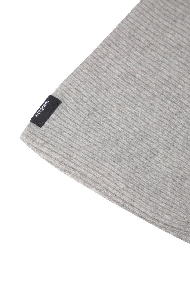 울과 캐시미어 소재로 제작되어 부드러운 촉감을 선사하는 니트 바라클라바입니다. 깊은 모자 깊이와 두꺼운 두께로 뛰어난 보온성을 제공하며, 겨울철 추위로부터 얼굴 전체를 포근하게 감싸줍니다. 넥 라인이 여유롭게 디자인되어 아우터 안팎으로 자유롭게 착용 가능하며, 무지 디자인으로 미니멀, 클래식, 캐주얼 등 다양한 스타일과 매치하기 좋습니다. 남녀 모두 착용 가능한 디자인으로, 활용도 높은 겨울철 필수 아이템입니다.
