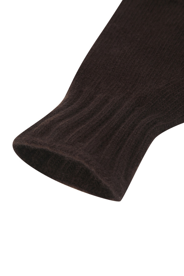 부드러운 울과 캐시미어 소재로 제작되어 포근함을 선사하는 브라운 컬러의 니트 워머 장갑입니다. 겨울철 추위를 막아주는 두꺼운 두께감과 부드러운 촉감으로 편안하게 착용할 수 있으며, 핸드워머 형태로 디자인되어 활동성을 높였습니다. 스마트폰 터치가 가능하여 실용적이며, 무지 디자인으로 어떤 룩에도 쉽게 매치할 수 있습니다. 베이직한 스타일로 겨울 데일리룩, 산책룩, 집콕룩 등 다양한 TPO에 활용 가능하며, 니트 비니와 함께 세련된 스타일을 연출해보세요. 미니멀, 클래식, 캐주얼 등 다양한 스타일(무드)에 잘 어울립니다.
