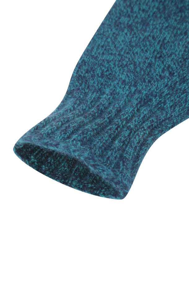 부드러운 울과 캐시미어 혼방 소재로 제작되어 포근한 착용감을 선사하는 니트 워머 장갑입니다. 겨울철 추위로부터 손을 따뜻하게 보호하며, 베이직한 디자인과 블루 컬러로 어떤 스타일에도 잘 어울립니다. 핸드워머 형태로 제작되어 손목까지 따뜻하게 감싸주고, 스마트폰 터치가 가능하여 편리합니다. 스타일리시한 겨울 데일리룩, 산책룩, 집콕룩을 연출하고 싶을 때 활용하기 좋으며, 니트 비니와 함께 착용하여 더욱 따뜻하고 세련된 스타일을 완성할 수 있습니다. 무지 패턴에 두꺼운 두께감으로 보온성을 높였습니다.
