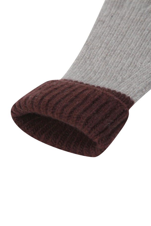 부드러운 울과 캐시미어 혼방 소재로 제작된 배색 니트 장갑입니다. 그레이와 브라운 두 가지 색상으로 출시되어 어떤 옷에도 잘 어울립니다. 손목 부분 배색 디자인이 돋보이며, 엄지 및 검지 손가락 핑거홀이 있어 스마트폰 터치가 용이합니다. 두꺼운 두께감으로 겨울철 보온성을 높여주며, 클래식, 미니멀, 캐주얼 등 다양한 스타일과 출근룩에 매치하기 좋습니다. 일상생활에서 따뜻함과 스타일을 동시에 잡을 수 있는 실용적인 아이템입니다.
