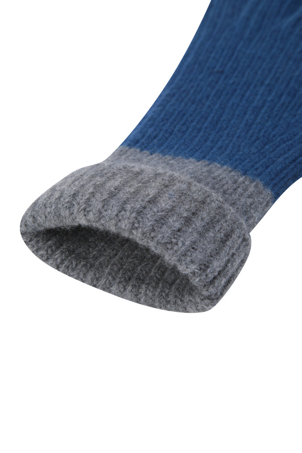 네이비와 그레이 컬러 배색으로 세련된 감각을 더한 겨울철 필수 아이템, 배색 니트 장갑입니다. 부드러운 울과 캐시미어 혼방 소재로 제작되어 뛰어난 보온성과 포근한 착용감을 선사합니다. 손목 부분 배색 디자인이 돋보이며, 엄지 및 검지 핑거홀이 있어 스마트폰 사용에도 편리합니다. 클래식, 미니멀, 캐주얼 등 다양한 스타일의 출근룩에 매치하여 포인트를 줄 수 있는 실용적인 아이템입니다. 두꺼운 두께감으로 추운 날씨에도 따뜻하게 손을 보호해 줍니다.
