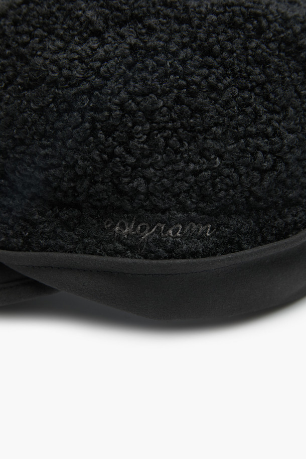 플리스 이어머프 캡은 겨울철 추위로부터 따뜻하게 보호해 주는 공용 모자입니다. 부드러운 플리스 소재와 두꺼운 두께로 제작되어 뛰어난 보온성을 제공하며, 귀를 감싸는 디자인으로 더욱 포근한 착용감을 선사합니다. 블랙 컬러에 로고 자수 디테일이 더해져 캐주얼, 미니멀, 클래식 스타일 어디에도 잘 어울립니다. 일상, 산책, 동네 마실 등 다양한 겨울철 데일리룩에 활용하기 좋으며, 볼캡 스타일로 편안하게 착용할 수 있습니다.
