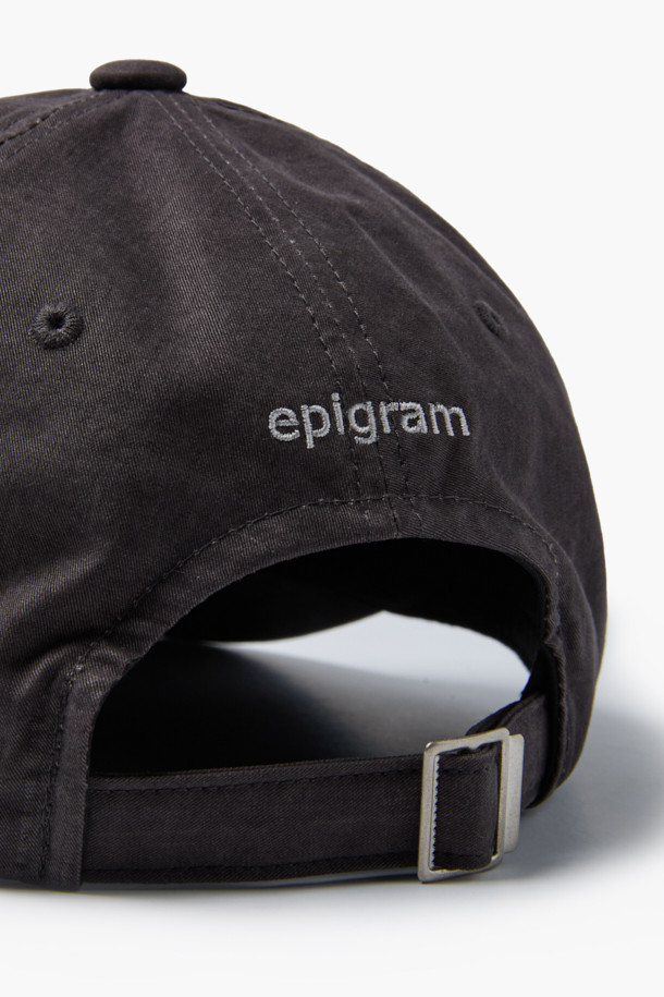 **고등어 레터링 볼캡**은 가을, 겨울철 데일리룩과 산책룩에 잘 어울리는 빈티지 스타일의 볼캡입니다. 부드러운 면 소재로 제작되어 편안한 착용감을 선사하며, 브라운 컬러로 따뜻한 분위기를 연출합니다. 모자 전면에 안동 특산물인 고등어를 모티브로 한 자수와 레터링 디자인이 돋보입니다. 캐주얼하고 미니멀한 스타일을 즐기는 분들께 추천하며, 일상 속 개성을 더해줍니다.
