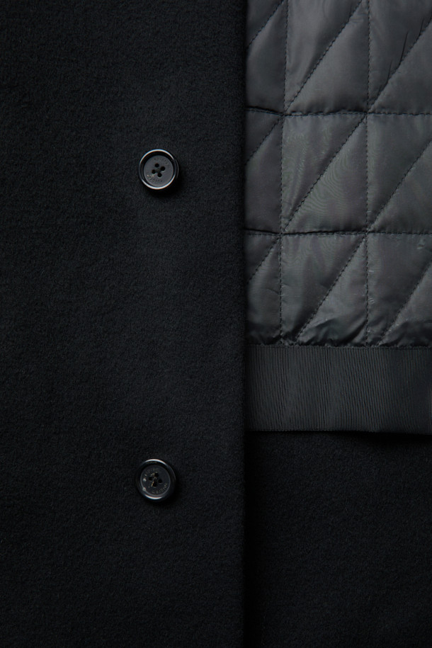 세련된 블랙 컬러의 핸드메이드 코트입니다. 울과 캐시미어 혼방 소재로 제작되어 부드러운 촉감과 뛰어난 보온성을 자랑하며, 한겨울에도 따뜻하게 착용할 수 있습니다. 롱 기장에 오버핏으로 디자인되어 미니멀하면서도 클래식한 스타일을 연출하며, 출근룩, 오피스룩, 모임룩 등 다양한 TPO에 활용 가능합니다. 뒷 슬릿, 웰트 포켓, 인포켓 디테일과 comfortemp® 패딩 안감으로 실용성을 높였습니다. 버튼 여밈 방식의 긴소매 코트로 시크한 분위기를 더해보세요.
