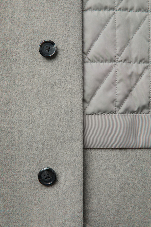 미니멀하고 세련된 무드의 핸드메이드 코트입니다. 울과 캐시미어 혼방 소재로 제작되어 부드러운 촉감과 뛰어난 보온성을 자랑하며, 겨울철에도 따뜻하게 착용할 수 있습니다. 롱 기장과 오버핏 디자인으로 편안하면서도 시크한 스타일을 연출하며, 버튼 여밈 방식과 싱글 코트 타입으로 클래식한 매력을 더했습니다. 웰트 포켓, 인포켓, 뒷 슬릿, comfortemp® 패딩 안감 디테일로 실용성을 높였으며, 오피스룩, 출근룩, 모임룩 등 다양한 TPO에 활용 가능합니다.
