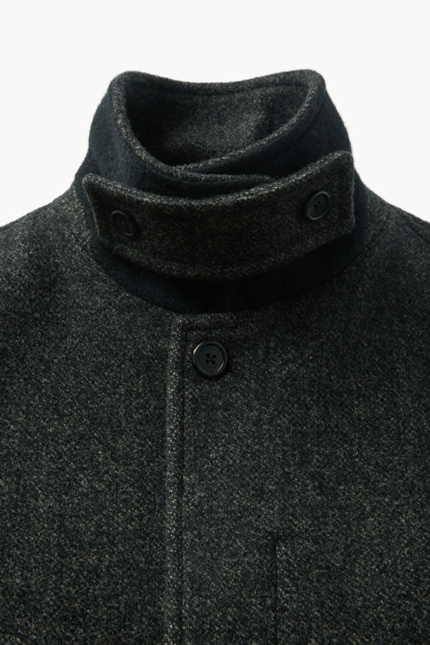 **패턴 발마칸 코트**는 겨울철 일상, 출근룩, 모임룩, 데이트룩에 모두 어울리는 클래식하고 모던한 스타일의 아우터입니다. 울과 나일론 혼방 소재로 제작되어 보온성과 경량성을 동시에 갖췄으며, 히든 플래킷, 버튼, 스냅 여밈 방식을 통해 깔끔한 실루엣을 연출합니다. 긴 소매와 넥마스크형 비조 탈부착 기능, 사이드 슬릿, 소매 버튼 비조 디테일이 돋보입니다. 무지 패턴으로 어떤 옷에도 쉽게 매치할 수 있어 미니멀하고 캐주얼한 스타일을 즐기는 분들께 추천합니다.
