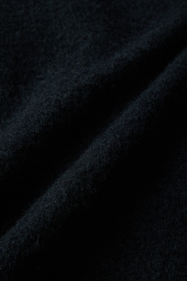 알파카 더플 코트는 부드러운 촉감과 따뜻함을 자랑하는 겨울철 필수 아이템입니다. 네이비 컬러의 무지 디자인으로 클래식하고 미니멀한 스타일을 연출하며, 세미 오버핏으로 편안한 착용감을 선사합니다. 알파카와 울 혼방 소재로 제작되어 보온성이 뛰어나며, 두꺼운 두께감으로 한겨울 추위에도 끄떡없습니다. 히든 버튼 여밈 방식과 넉넉한 대형 포켓, 노치드 라펠 디테일이 특징이며, 필링과 먼지 걱정 없이 형태 안정성을 유지합니다. 데일리룩, 출근룩, 모임룩 등 다양한 TPO에 활용하여 멋스러운 겨울 스타일링을 완성해보세요.
