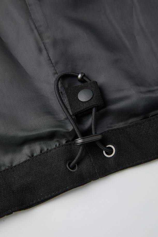 네이비 컬러의 스웨이드 초어 재킷입니다. 부드러운 촉감의 스웨이드 소재로 제작되어 봄, 가을에 착용하기 좋으며, 루즈핏으로 편안한 착용감을 선사합니다. 클래식, 미니멀, 시크 스타일을 연출하기에 적합하며, 데이트룩과 비즈니스 캐주얼에 활용하기 좋습니다. 가슴 사선 주머니, 하단 플랩 포켓, 소매 끝단 버튼, 드로우스트링 등의 디테일이 돋보이는 디자인입니다. 버튼 여밈 방식의 레귤러 기장으로, 다양한 스타일링에 활용할 수 있습니다.
