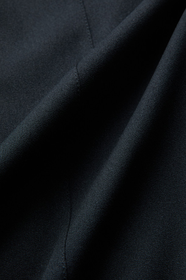 **블랙 집업 블루종 재킷(set-up)**은 간절기에 적합한 남녀 공용 아우터입니다. 발수 기능이 있어 실용적이며, TRABEST 소재로 제작되어 부드러운 촉감과 탄탄한 내구성을 자랑합니다. 세련된 무드의 무지 디자인으로, 출근룩이나 데이트룩 등 다양한 TPO에 활용할 수 있습니다. 히든 지퍼와 스냅 버튼 여밈 방식으로 깔끔함을 더했으며, 밑단 턱 디테일과 소매단 버튼, 양옆 스냅 버튼 포켓으로 포인트를 주었습니다. 셋업으로 구성되어, 미니멀, 클래식, 시크 스타일을 연출하기 좋습니다.
