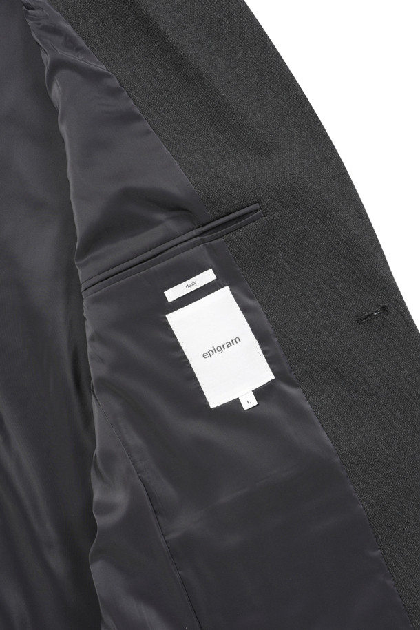 데일리 블레이저 (set-up)는 남성을 위한 베이직하고 포멀한 스타일의 블레이저 셋업입니다. 차콜 컬러의 무지 디자인으로, 봄, 가을 시즌에 적합하며, 일상 및 비즈니스 용도로 활용 가능합니다. 싱글 버튼 여밈, 레귤러 기장의 데일리핏으로 제작되었으며, 스판 소재를 사용하여 부드러운 촉감을 선사합니다. 노치드 라펠과 뒷면 슬릿 디테일이 있으며, 셋업으로 출시되어 오피스룩, 비즈니스 캐주얼, 회의룩 등 다양한 TPO에 맞춰 클래식하고 미니멀한 스타일을 연출할 수 있습니다.
