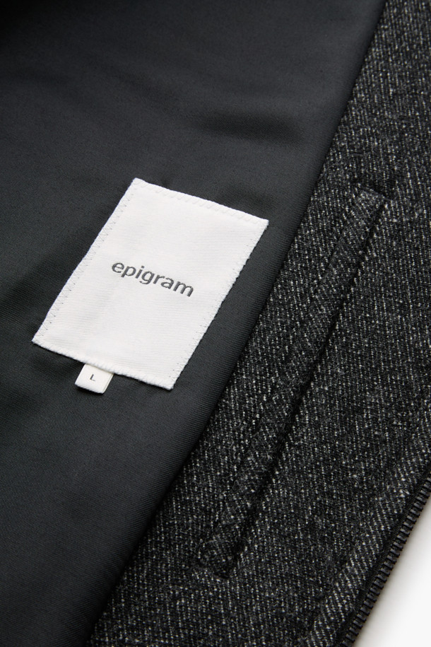 세련된 무드를 연출하는 울 투톤 블루종 재킷입니다. 베이직하고 미니멀한 디자인으로, 가을과 겨울에 따뜻하게 착용할 수 있습니다. 릴랙스 핏으로 편안함을 더하고, 드롭 숄더, 허리 뒷밴딩, 양쪽 포켓, 칼라 디테일 등의 특징을 갖추었습니다. 블랙 컬러의 트윌 패턴으로, 출근룩, 비즈니스 캐주얼, 모임룩 등 다양한 TPO에 활용 가능합니다. 클래식, 미니멀, 시크 스타일을 즐기는 분들께 추천합니다.
