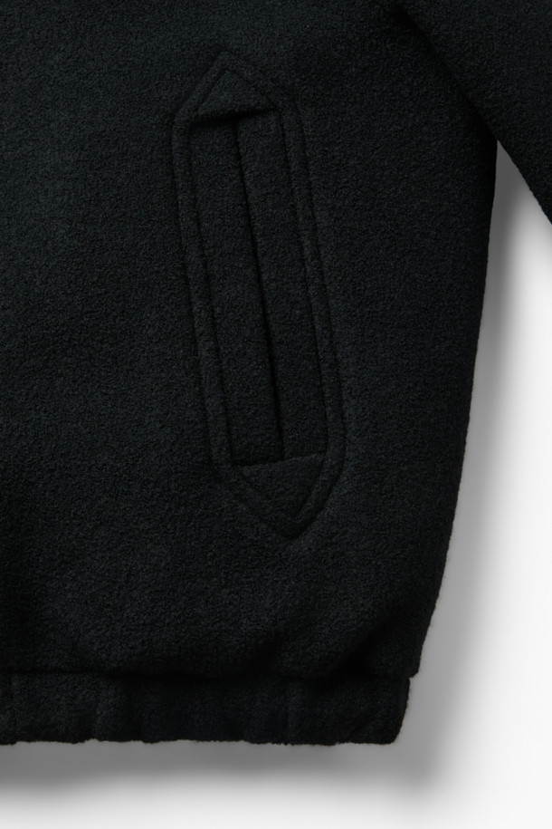 부드러운 울 소재로 제작되어 포근함을 선사하는 울 부클 블루종 재킷입니다. 오버핏 디자인과 두꺼운 두께감으로 가을, 겨울 시즌 따뜻하게 착용하기 좋습니다. 블랙 컬러의 무지 디자인으로 어떤 스타일에도 쉽게 매치할 수 있으며, 캐주얼, 미니멀, 클래식 무드를 연출하기 좋습니다. 드롭 숄더, 하이넥, 투웨이 지퍼, 밴딩 처리, 드로우스트링 등의 디테일로 활동성과 보온성을 높였습니다. 출근룩과 모임룩 등 다양한 TPO에 활용 가능하며, 집업 스타일로 간편하게 착용할 수 있습니다.
