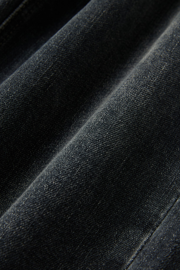 **중청 데일리핏 데님**

**데일리룩**과 **비즈니스 캐주얼** 스타일을 모두 아우르는 중청 데님입니다. 부드러운 촉감의 데님 소재에 **슬림핏**과 **데일리핏**으로 편안함을 더했습니다. **그레이** 및 **블루블랙** 두 가지 컬러로 출시되어, **사계절** 어떤 스타일에도 매치하기 좋습니다. 은은한 그레이 워싱과 **한지 소재 와펜 디테일**, **epigram 로고**가 세련된 무드를 연출하며, 스트레치 소재로 활동성을 높였습니다. **미니멀**, **클래식**, **캐주얼** 등 다양한 스타일을 즐겨보세요.
