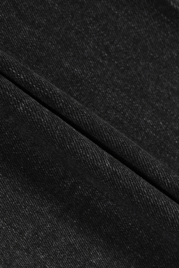 블랙 컴포트핏 데님 팬츠는 일상과 출근룩에 모두 활용 가능한 만능 아이템입니다. 11oz 두께의 데님 소재에 스트레치 원단을 사용하여 편안한 착용감을 선사하며, 캣브러쉬 가공과 시와 가공으로 빈티지하면서도 세련된 스타일을 연출합니다. 107cm 기장으로 다리가 길어 보이는 효과를 주며, 한지 와펜 디테일이 은은한 포인트를 더합니다. 스트레이트 컴포트핏으로 제작되어 편안함과 스타일을 동시에 잡았습니다. 봄, 여름, 가을, 겨울 사계절 내내 활용 가능한 실용적인 데님 팬츠입니다.
