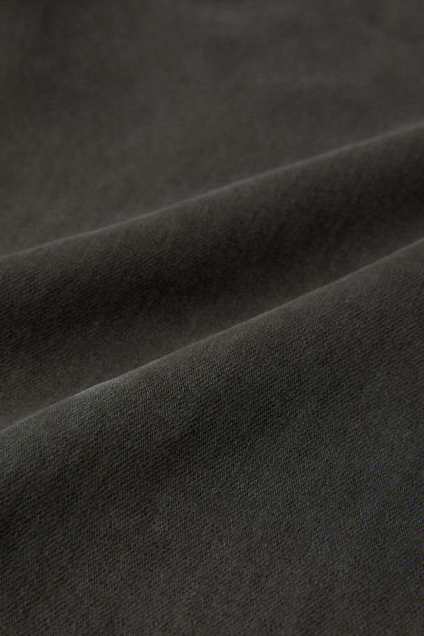 피그다잉 기모 컴포트핏 데님은 부드러운 촉감과 두꺼운 두께감으로 겨울철 따뜻하게 착용 가능한 데님 팬츠입니다. 그레이 컬러의 무지 디자인으로, 캐주얼 및 베이직 스타일을 연출하며 출근룩으로도 활용 가능합니다. 피그먼트 염색 기법, 고스트레치, 고밀도, 형태 안정성, 한지 와펜 디테일로 완성도를 높였습니다. 컴포트핏 스트레이트 핏으로 편안한 착용감을 제공하며, 기모 안감으로 보온성을 더했습니다.
