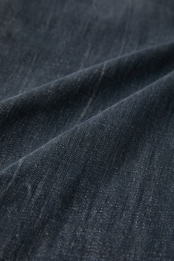 중청과 그레이 컬러가 조화롭게 어우러진 워시드 데님 팬츠입니다. 힙과 허벅지에 여유를 주어 편안한 착용감을 선사하며, 릴랙스핏과 위켄드핏으로 활동성을 높였습니다. 부드러운 데님 소재에 스트레치 기능까지 더해져 편안함을 극대화했습니다. 한지 와펜 디테일과 epigram 로고가 디자인 포인트를 더하며, 비즈니스 캐주얼부터 캐주얼, 미니멀, 클래식 스타일까지 폭넓게 활용할 수 있습니다. 긴 기장감으로 다양한 스타일 연출이 용이합니다.
