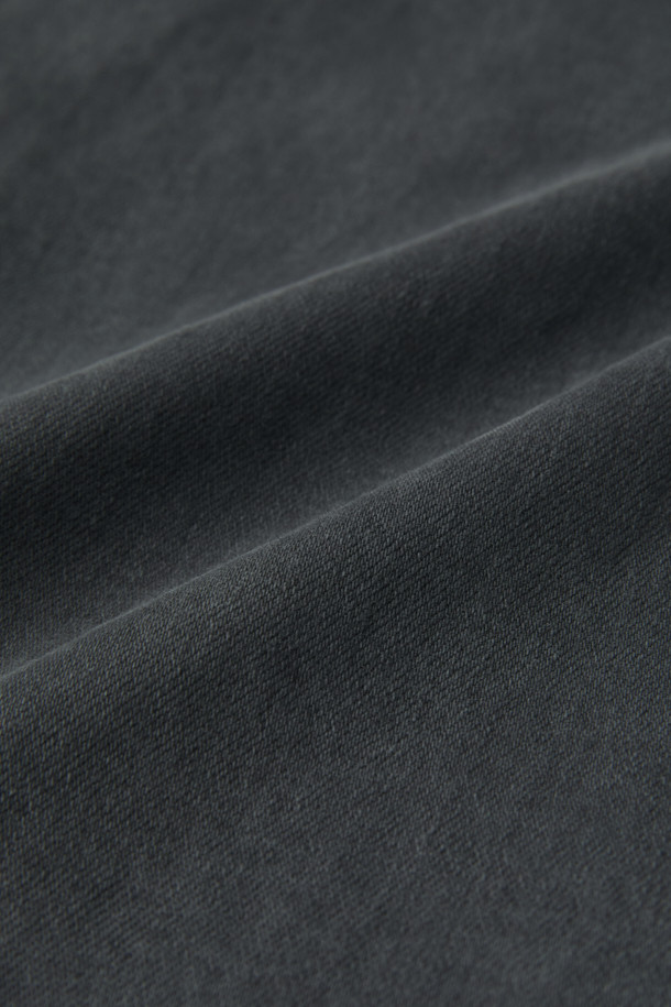 피그다잉 기모 밴딩 위켄드핏 데님은 [겨울] 시즌, [일상]과 [비즈니스] 모두 활용 가능한 데님 팬츠입니다. 부드러운 촉감의 기모 안감과 고밀도, 고스트레치 소재가 편안한 착용감을 선사하며, 밴딩 처리로 활동성을 높였습니다. '피그먼트 염색' 기법으로 빈티지한 멋을 더했으며, 배기핏과 테이퍼드 핏을 혼합한 위켄드핏으로 세련된 실루엣을 연출합니다. [그레이] 컬러의 무지 디자인으로, [캐주얼], [미니멀], [클래식] 스타일 모두 소화 가능한 활용도 높은 아이템입니다.
