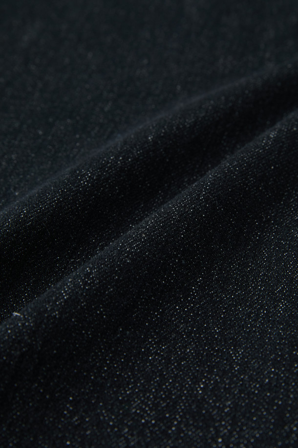 블랙 논페이드 밴딩 릴렉스핏 데님은 부드러운 촉감과 편안한 착용감을 선사하는 데님 팬츠입니다. 사계절 내내 활용 가능한 베이직하고 캐주얼한 스타일로, 릴렉스핏과 벌룬핏을 넘나드는 여유로운 핏을 자랑합니다. 물 빠짐이 적고 내구성이 뛰어나며, 바이오 워싱 처리로 자연스러운 멋을 더했습니다. 밴딩 처리로 편안함을 더했으며, 107cm의 적당한 기장으로 다양한 스타일을 연출하기 좋습니다. 동네 마실룩, 여행룩 등 편안한 TPO에 캐주얼, 미니멀, 클래식 스타일을 더해 보세요.
