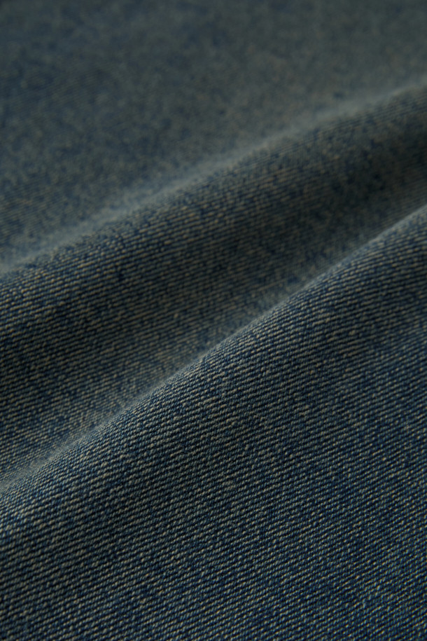 베이지 톤의 틴 워싱 릴렉스핏 데님 팬츠입니다. 사계절 내내 활용하기 좋은 이 데님 팬츠는 빈티지하면서도 트렌디한 스타일을 연출합니다. 12.5oz 중량의 데님 소재와 신축성 있는 원단으로 편안한 착용감을 선사하며, 브러쉬 디테일과 한지 와펜이 포인트로 더해졌습니다. 릴렉스핏과 벌룬핏의 조화로 자연스러운 실루엣을 완성하며, 기장은 107cm입니다. 동네 마실룩이나 여행룩 등 캐주얼한 스타일에 잘 어울립니다.
