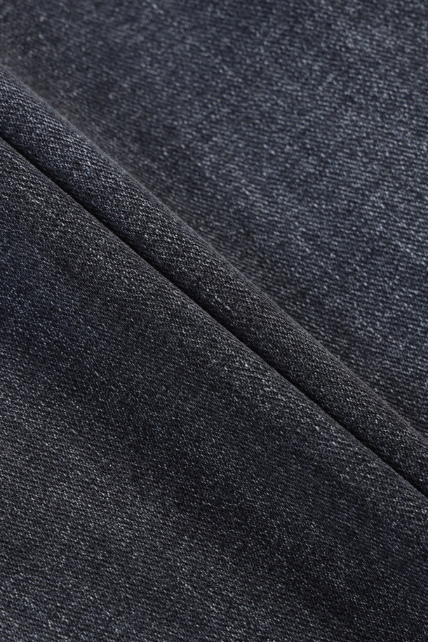 그레이 워싱 릴렉스핏 데님은 부드러운 촉감의 데님 소재로 제작되어 편안한 착용감을 선사합니다. 릴렉스핏과 벌룬핏의 여유로운 핏으로 활동성을 높였으며, 브러쉬 워싱 디테일로 자연스러운 느낌을 더했습니다. 은은한 그레이와 블루블랙 컬러로 다양한 상의와 매치하기 용이하며, 한지 와펜 디테일과 epigram 로고가 디자인의 포인트를 더합니다. 비즈니스 캐주얼 및 출근룩, 캐주얼, 미니멀, 클래식 스타일을 즐겨 입는 분들께 추천합니다. 하의 기장은 107cm이며 밴딩 처리되어 편안함을 더했습니다.
