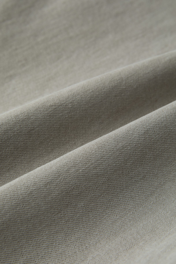 **피그다잉 베럴레그 (Barrel Leg) 밴딩 데님**은 남성 고객을 위해 디자인된 캐주얼 데님 팬츠입니다. 네추럴 컬러의 무지 디자인으로, 일상 및 비즈니스 캐주얼에 모두 활용 가능합니다. 릴랙스 핏의 베럴레그드 실루엣과 밴딩 처리로 편안한 착용감을 선사하며, 허벅지와 엉덩이 부분은 넉넉하게, 무릎 아래로는 좁아지는 디자인이 특징입니다. 피그먼트 염색 기법과 스트레치 원단을 사용하여 부드러운 촉감과 형태 안정성을 높였으며, 기장은 108cm입니다. 미니멀하고 클래식한 스타일을 추구하는 고객에게 비즈니스 캐주얼룩과 출근룩으로 추천합니다.
